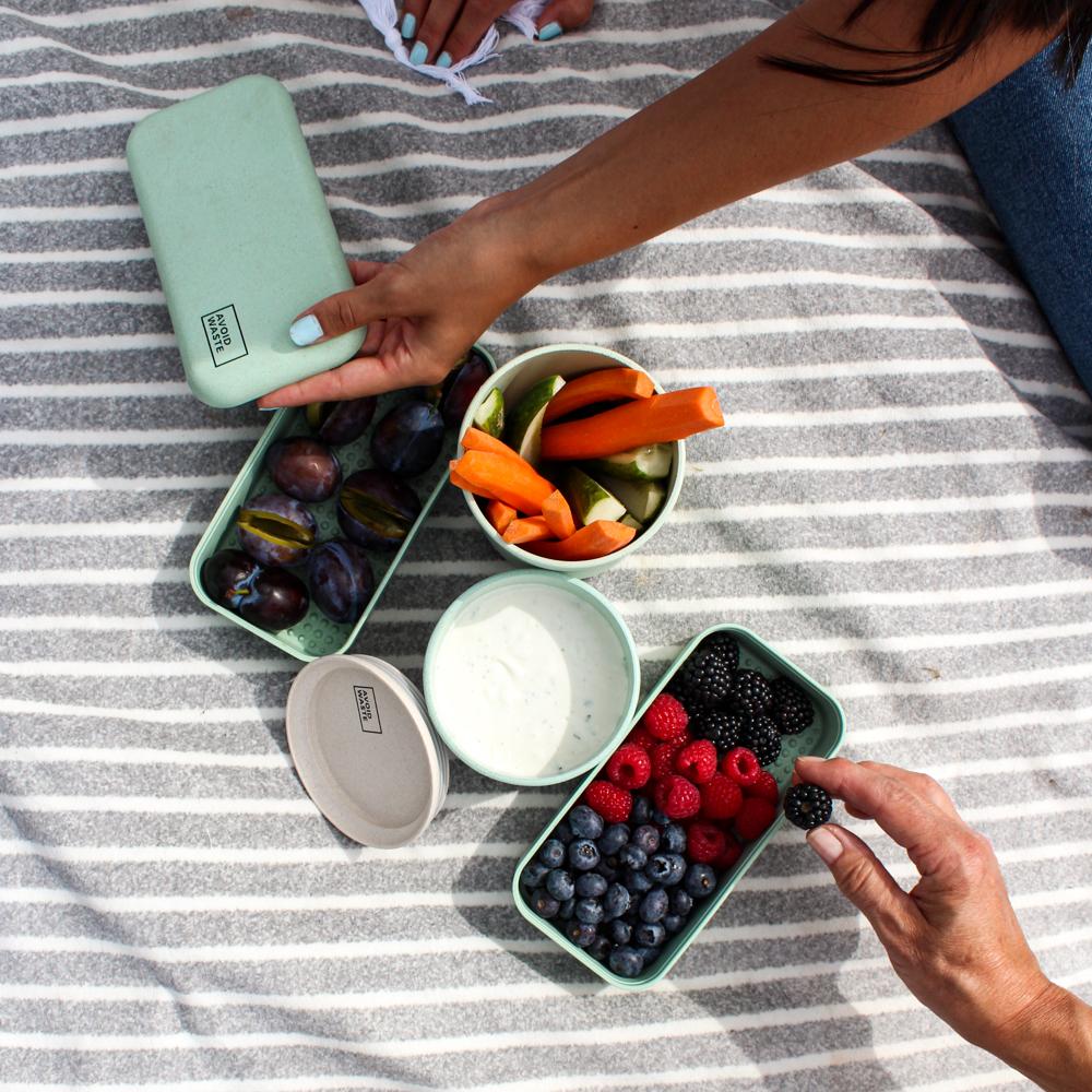 Een met vers fruit gevulde lunchbox gemaakt van mileuvriendelijke Tarwestro