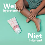Sfeerbeeld waarbij je de benen en voeten van een jongetje ziet waarnaast een tube Naîf Body Lotion ligt met de tekst 'Wel hydraterend. Niet irriterend'