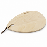 Licht houten serveer- en snijplank in organische druppelvorm op een witte studioachtergrond, voorzien van een ophanglus en subtiele houtnerf. De plank is gefotografeerd met zachte professionele belichting en een natuurlijke, fotorealistische schaduw voor een minimalistische premium uitstraling.