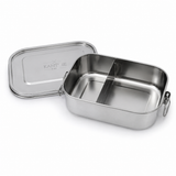 Fotorealistische studiofoto van een open roestvrijstalen lunchbox met zichtbaar metalen tussenschot en losse deksel op een witte achtergrond. Het KANTINE 51 Nord-logo staat centraal op de deksel, terwijl zachte schaduwen en subtiele reflecties zorgen voor een premium productpresentatie.”