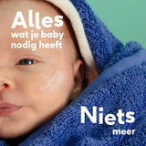 Sfeerbeeld van een baby gewikkeld in een donsige handdoek met de tekst 'Alles wat je baby odig heeft. Niets meer'