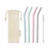 Minimalistische flatlay van vier herbruikbare siliconen rietjes in pastelkleuren — lichtblauw, mintgroen, roze en lichtgrijs — naast een metalen schoonmaakborsteltje en een katoenen opbergzakje. De producten liggen op een witte studioachtergrond met zachte professionele belichting en subtiele fotorealistische schaduwen voor een frisse, premium uitstraling