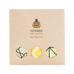 Superbee - Beeswax Wrap - bijenwas doeken als vervanger voor plastic vershoudfolie/huishoudfolie en aluminiumfolie. Gemaakt van natuurlijke materialen: pure bijenwas, biologisch katoen, BPA-vrij, Fair Trade. Set van 3 bee's was wraps groot. Te koop bij Duurzame Producten Shop